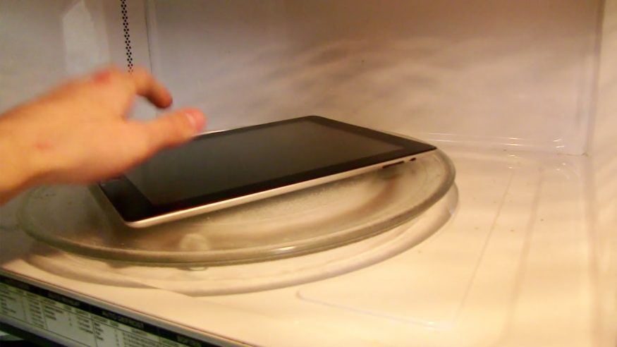 Video: What Happens When You Put An iPad In A Microwave?