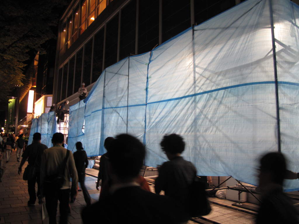 Jobzilla: iPad's Japanese Launch A Hit