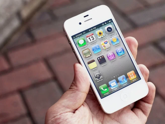 Are You Really Gonna Wait All Month for a White iPhone 4?