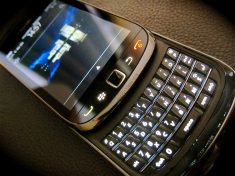 BlackBerry’s Torch Released With Touchscreen and QWERTY Slideout Combo