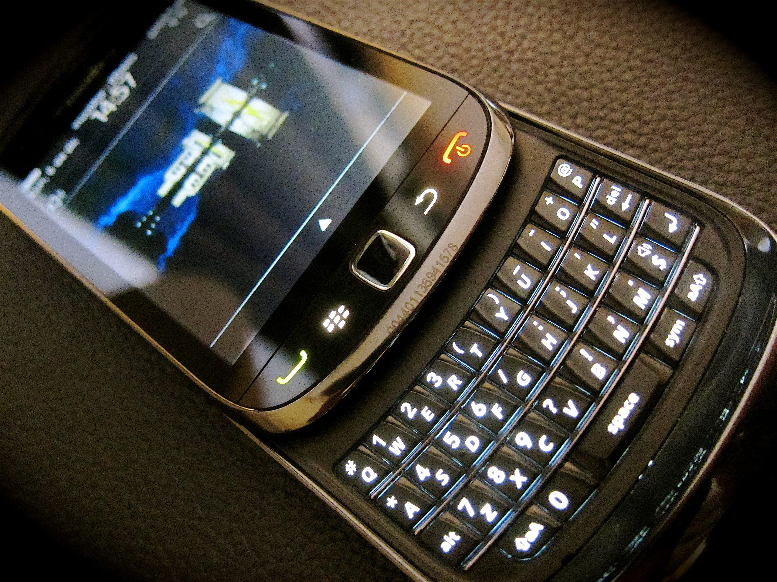 BlackBerry's Torch Released With Touchscreen and QWERTY Slideout Combo