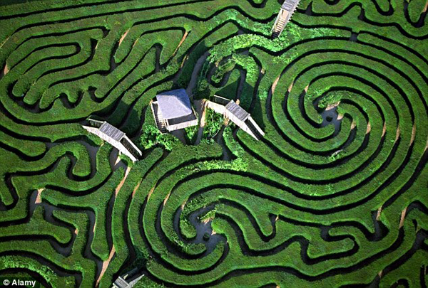 Cheating Hedge Mazes - There's An App For That, and It's Google Earth