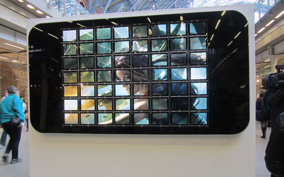 World's Biggest iPhone Erected in Honour of.... Lara Croft??