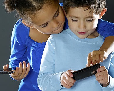 kids-with-iphones-2
