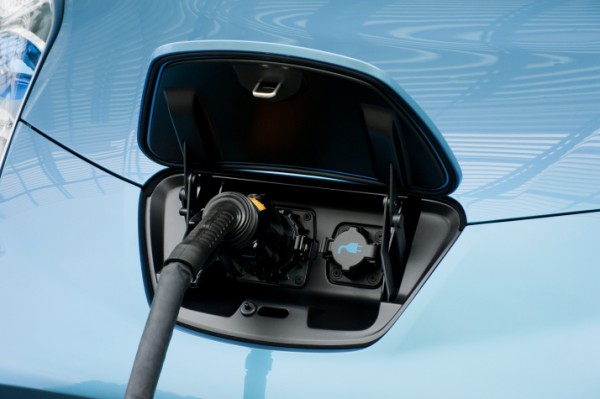 2011 Nissan LEAF charge port image