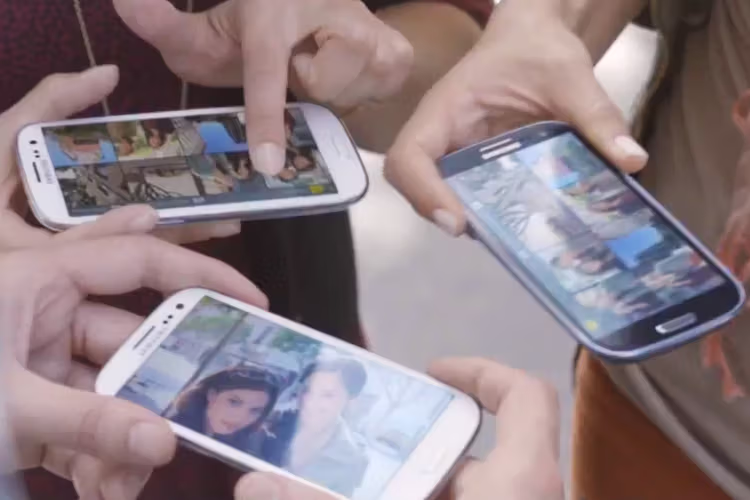 Samsung pwns Apple (commercial)