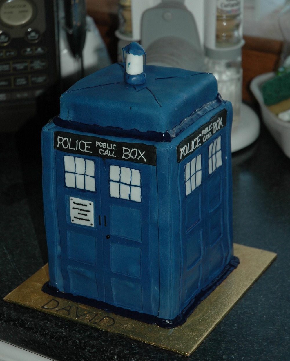 17 clever TARDIS creations 1 tardis-cake-2