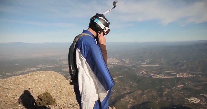 Alexander Polli flies his wingsuit through a tiny hole at 155 MPH 2 wingsuit-2