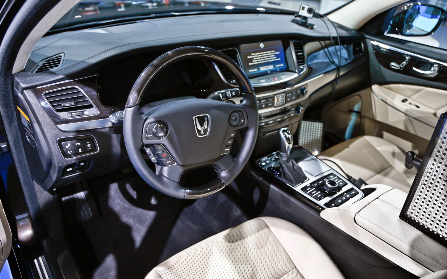 The 2014 Equus: A techi’s dream car
