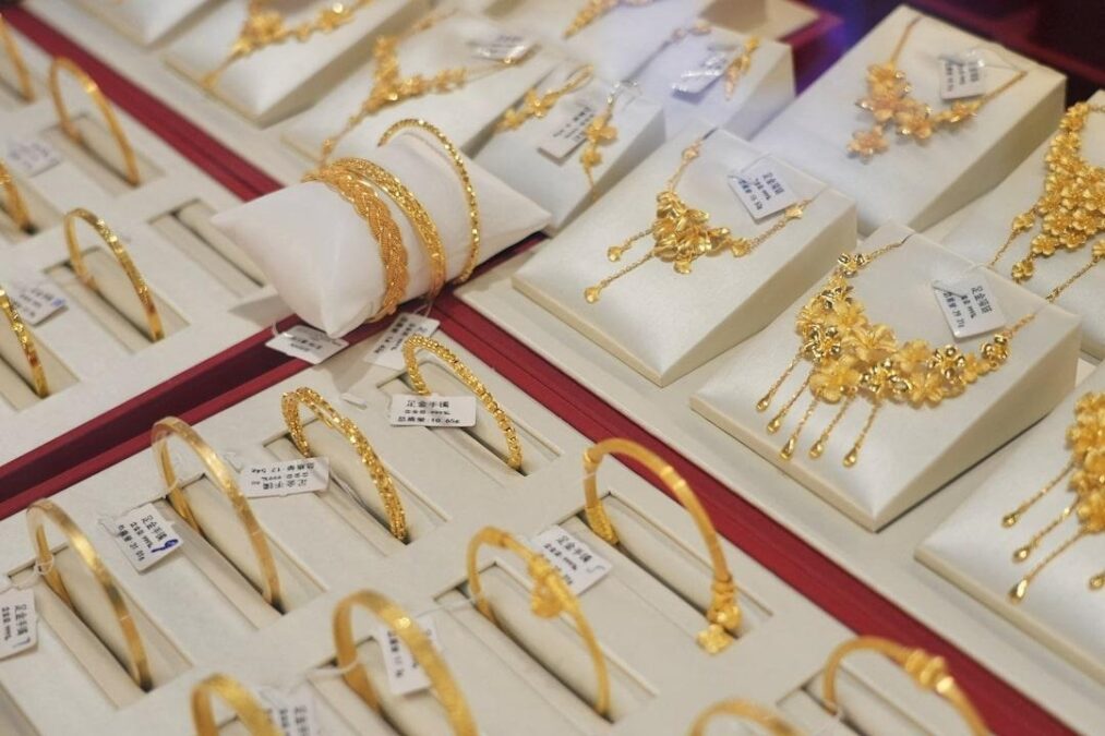 Gold Surges to $5,349 as U.S.-Israel Strikes on Iran Spark Safe-Haven Buying 2 Gold jewellery in Shanghai